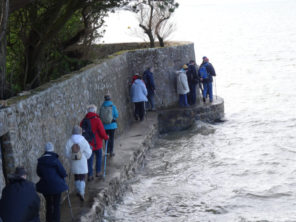 Randonneurs au bord de l'eau